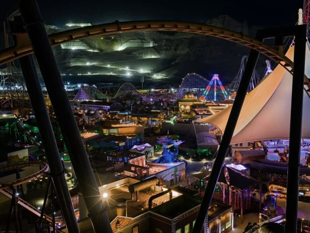 Dos noches de alojamiento en un hotel de 5 estrellas y entradas para Six Flags para cinco personas.